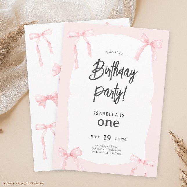 Convite de 1º Aniversário Menina Laço Coquete Rosa (The invitation is shown at a 5x7-inch size. Choose size, paper, and corner style.)
