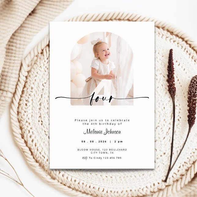 Convite de 4º Aniversário com Foto - Tipografia Mo (4th birthday invitation with photo and cream color background)