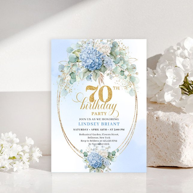 Convite de 70º aniversário Boêmio com Hortênsias A (Bohemian 70th Birthday Blue Hydrangeas Gold Invitation)
