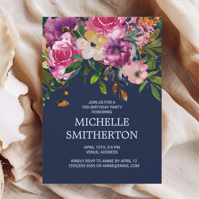 Convite de 70º Aniversário Floral Rosa Roxo Azul M (Pink floral and greenery on navy blue birthday party invitation)