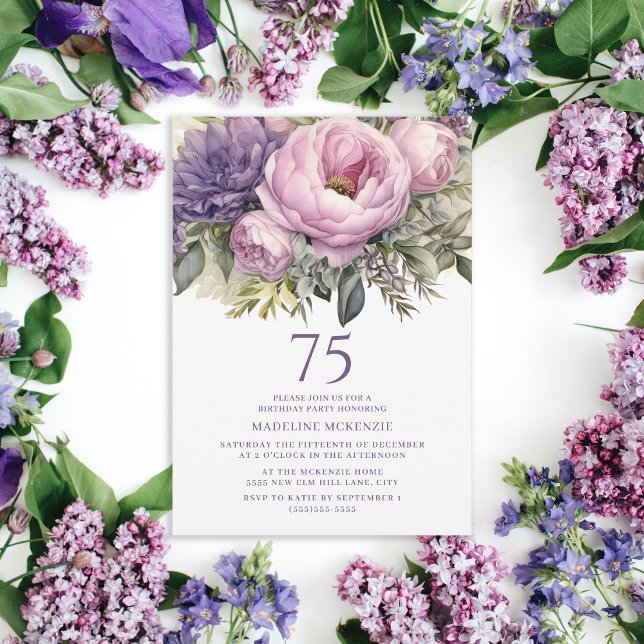 Convite de 75 Anos de Idade Floral Roxo Elegante (Elegant purple floral and greenery 75th birthday party invitation for women.)