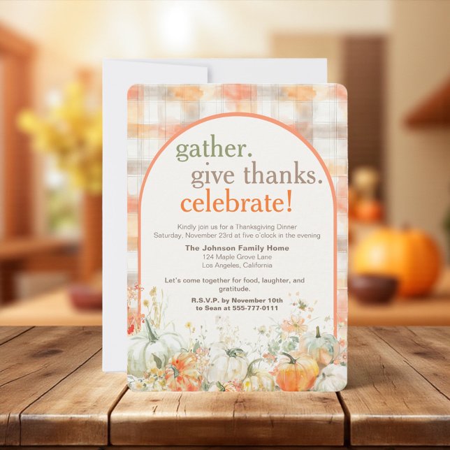 Convite de Ação de Graças para Encontro de Outono  (Gather Give Thanks Celebrate arch Thanksgiving invitation card with gingham pattern”)
