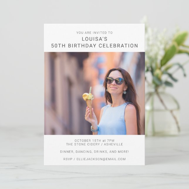 Convite de aniversário 50º Foto Moderna Simples (Em pé/Frente)