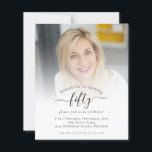 Convite de aniversário 50th do Script de Fotografi<br><div class="desc">Um valor para o alternativo do ORÇAMENTO em tamanho menor de 4, 5 x 5, 6" de semirbrilho de 110 lbs, que é de espessura semelhante a um cartão postal (no entanto, não é adequado para uso como cartão postal). POR FAVOR, OBSERVE QUE HÁ UM convite por folha. Convite de...</div>