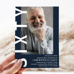 Convite de aniversário 60º Foto do SEXTY Moderno<br><div class="desc">Celebrar o marco de fazer sessenta anos com nossos 60º Convites de Aniversário Modernos. Esses convites elegantes e na moda apresentam um fundo de cor personalizável, um slot de foto de retrato impressionante e um 'SEXTY' ousado escrito em branco. Faça o modelo do partido elegante para fazer sua festa de...</div>