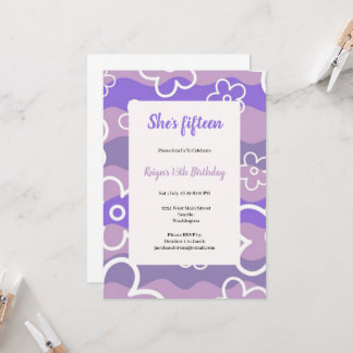 Convite de aniversário branco e roxo