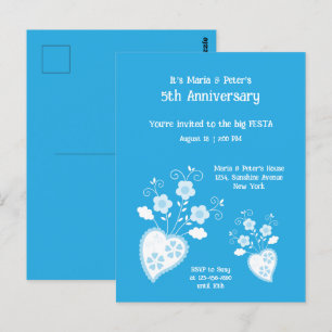 Convite de aniversário charmoso com flor azul no c