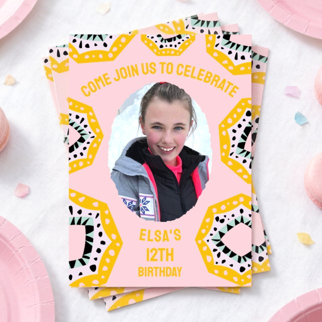 Convite de Aniversário com Foto e Formas Coloridas (Cute pink and yellow hand drawn geometric design with your photo and details.)