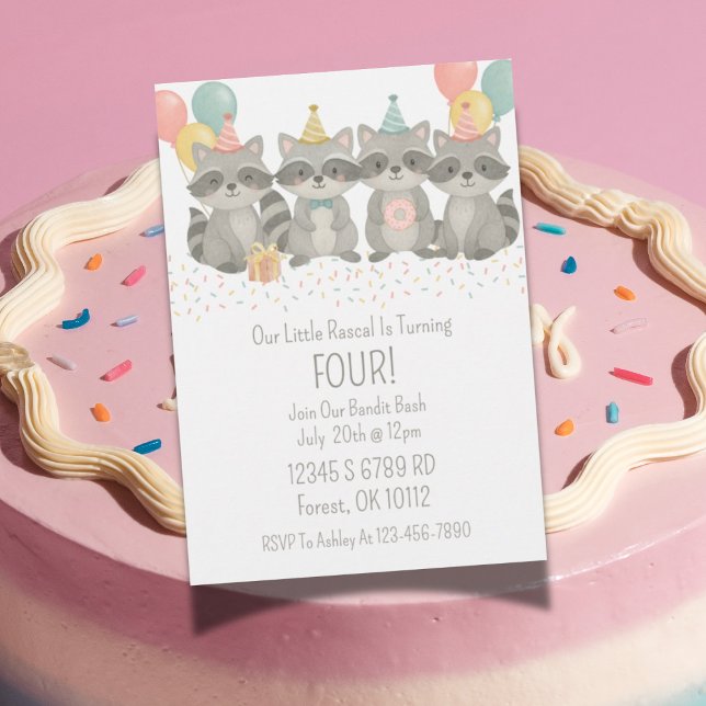 Convite de Aniversário da Caçadora de Água (Woodland raccoon birthday invitation design with cute watercolor birthday accents)