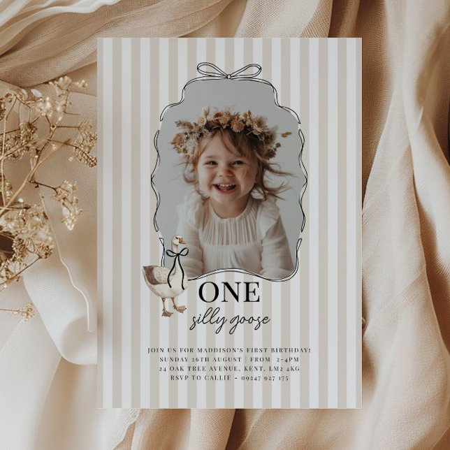 Convite de Aniversário de 1 Ano Beige One Silly Go (Zazzle Beige One Silly Goose 1st Birthday Invitation)