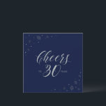 Convite de Aniversário de 30 Anos Azul Marinho Pra<br><div class="desc">Vamos celebrar seu dia especial com este convite de aniversário de 30 anos elegante. Este design apresenta tipografia prateada sofisticada "Brindemos aos 30 anos" e gráficos cintilantes em um fundo azul marinho escuro. Você pode personalizar o texto e a cor do fundo. Convites e suprimentos para festa correspondentes estão disponíveis...</div>
