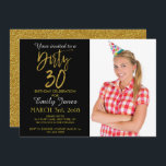 Convite de aniversário de 30 folhas de ouro<br><div class="desc">Suja 30 Black e Faux Gold Foil Glamorous Convite de Aniversário. A foto neste convite pode ser atualizada,  assim como o nome,  a data e o local.</div>