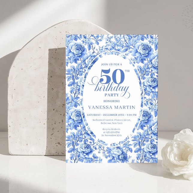 Convite de Aniversário de 50 anos Elegante Toile d (Elegant Blue Toile Rose 50th Birthday Invitation)