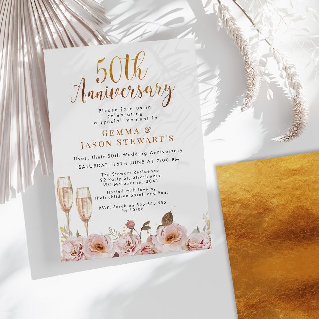 Convite de Aniversário de 50 anos em Tons de Rosa  (Blush Foral and Gold 50th Wedding Anniversary Invitation, Champagne Glasses, Faux Gold Calligraphy)