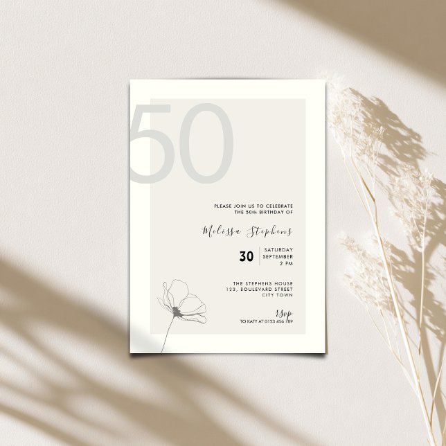 Convite de Aniversário de 50 anos Moderno - Estilo (Elegant 50th birthday invitation for woman with hand drawn flower.)