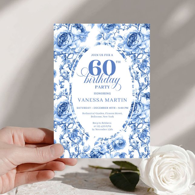 Convite de Aniversário de 60 anos Chic Blue Toile  (Chic Blue Toile Roses 60th Birthday Invitation Download

)