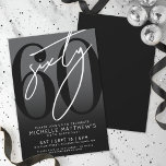 Convite de Aniversário de 60 Anos Preto Moderno<br><div class="desc">Celebre sessenta anos com estilo com este convite de aniversário de 60 anos com gradiente de cinza moderno a preto. O design apresenta um grande "60" preto na maior parte do cartão, com um "Sessenta" branco em estilo de letra manuscrita sobreposto para um visual ousado e contemporâneo. Os detalhes da...</div>