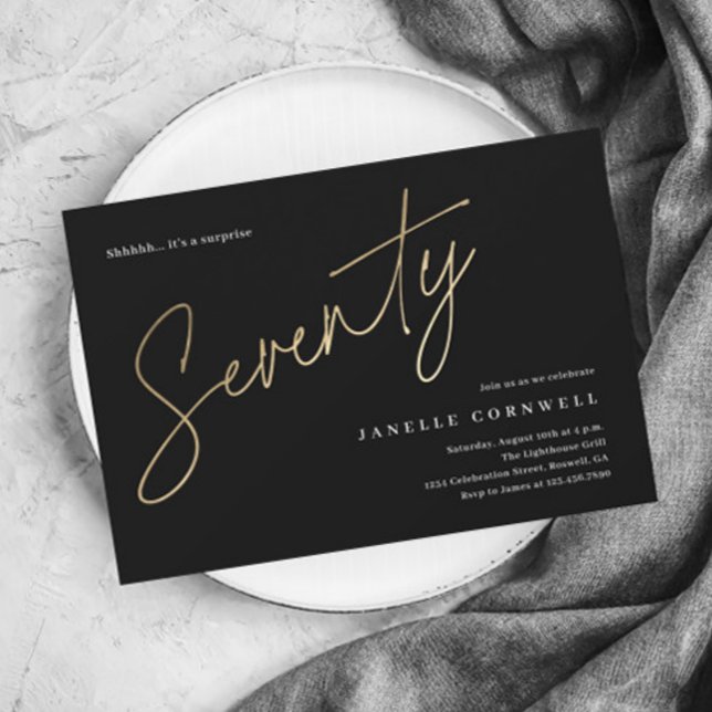Convite de aniversário de 70 de  preto e Dourado p (Modern gold script budget 70th birthday party invitations.)