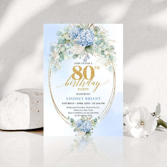 Convite de Aniversário de 80 Anos Chic Blue Floral (Chic Blue Floral Eucalyptus 80th Birthday Invitation)