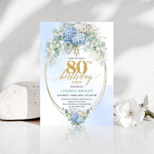 Convite de Aniversário de 80 Anos Timeless Dusty B (Timeless Dusty Blue Floral 80th Birthday Invite)