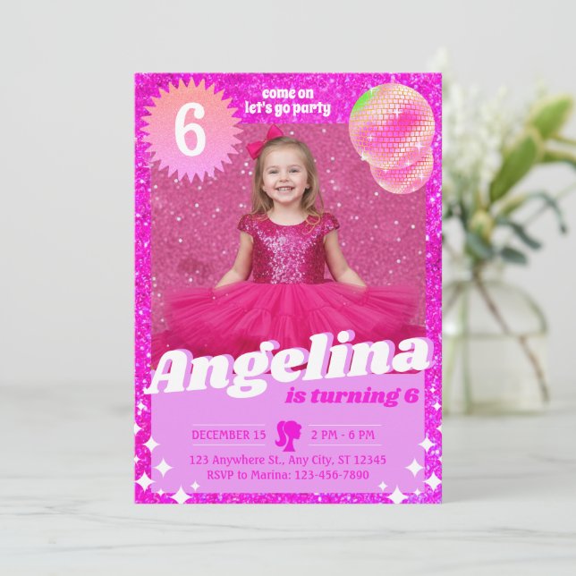 Convite de Aniversário de Boneca Rosa com Brilho (Em pé/Frente)