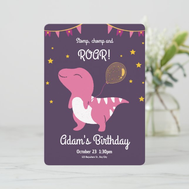 Convite de Aniversário de Dinossauro Roxo e Rosa (Em pé/Frente)