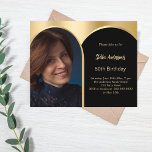 Convite de aniversário de fotografia em ouro negro<br><div class="desc">Adicione sua própria foto de tamanho vertical. Um quadro fotográfico em forma de arco. Uma cor de fundo dourada preta e falsa. Personalize e adicione um nome e detalhes da parte. 1 folha = 1 convite impresso de borda a borda.</div>