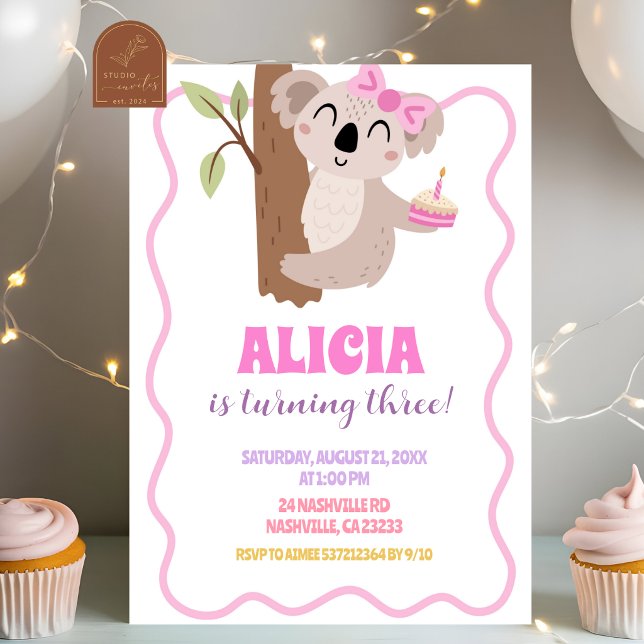 Convite de Aniversário de Menina Koala com Laço Fo (Criador carregado)