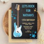 Convite de aniversário de Rockstar Blue Guitar<br><div class="desc">Comemore a festa de aniversário de sua pequena estrela de rock com este legal convite com um belo violão elétrico contra um fundo de quadro. Basta adicionar os detalhes do seu evento neste modelo fácil de usar para torná-lo um convite de tipo único. Sacudir a placa para revelar um padrão...</div>