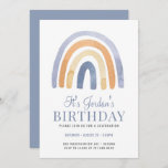 Convite de aniversário do Boho Rainbow Blue Kid<br><div class="desc">Um convite de aniversário de um doce estilo aquarela,  com cor azul,  do arco-íris,  com tipo colorido. Simples e caprichoso. Padrão do arco-íris no verso do convite.</div>