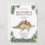 Convite de Aniversário do Dinosaur Kid<br><div class="desc">Um convite de aniversário de dinossauro com um dinossauro de estegossauro que caminhava rodeado por folhas de palma primevais. Uma cena desde o início do tempo,  com tipografia colorida em vermelho-verde e branco sobre fundo preto. Preto no fundo do convite.</div>
