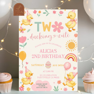 Convite de aniversário fofo com menina rosa e dois