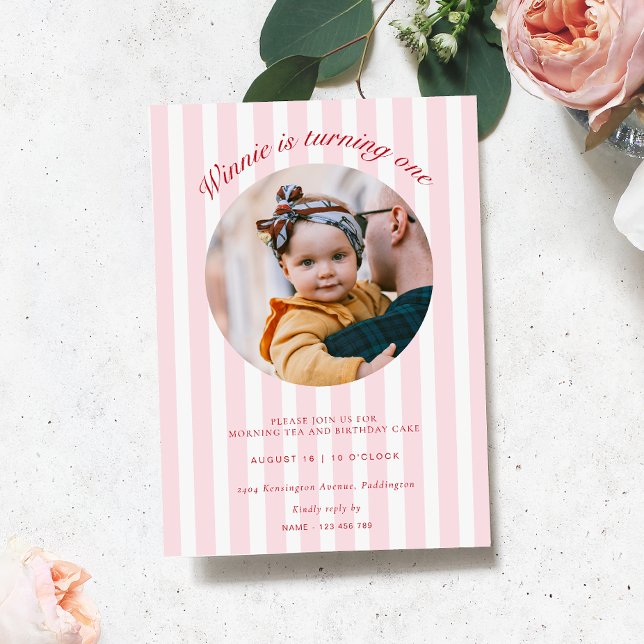 Convite de Aniversário para Foto em Greve Rosa (Pink Candy Stripe Photo Birthday Invitation)