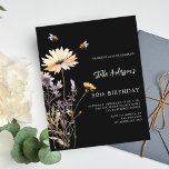 Convite de aniversário roxo preto de flor selvagem<br><div class="desc">Um fundo negro. Decorado com abelhas e pintado flores silvestres em violeta e rosa. Personalize e adicione um nome e detalhes da parte. Texto branco. 1 folha = 1 convite impresso de borda a borda.</div>
