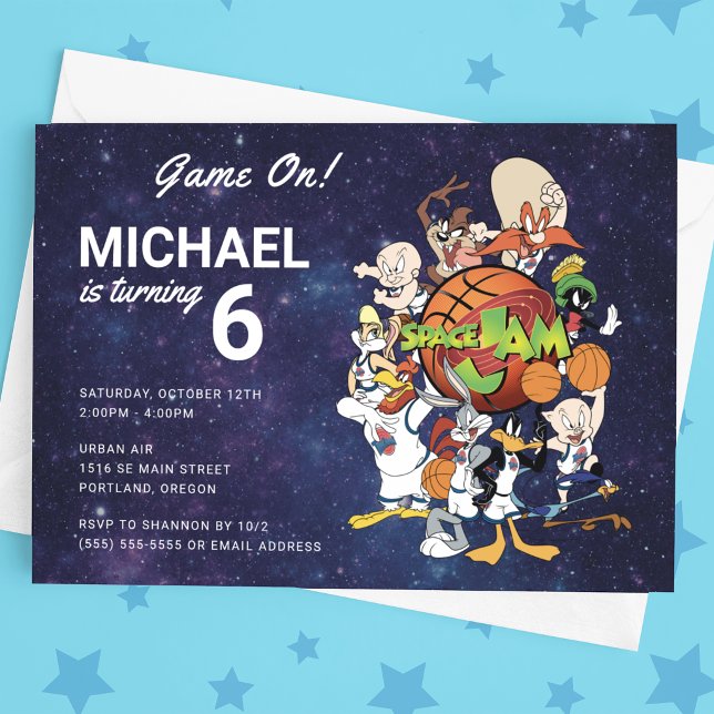 Convite de Aniversário SPACE JAM™ (Card on table)