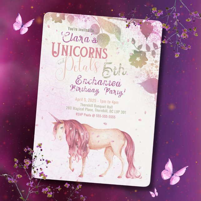 Convite de Aniversário Unicórnios e Pétalas (This Unicorn and Petals  birthday invitation is a great mix between beauty and sophistication.)