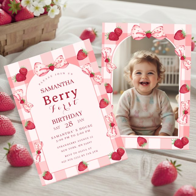 Convite de Arco de Gingham com Laço para Fotos de  (Berry First Birthday Photo Red Gingham Invitation)