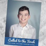 Convite de Bar Mitzvah Personalizado com Foto Mode<br><div class="desc">"Chamado à Torá" escrito em letra cursiva divertida com tipografia sem serifa em um fundo de cor simples. Adicione uma foto personalizada. 

Disponível aqui:
http://www.zazzle.com/store/selectpartysupplies</div>