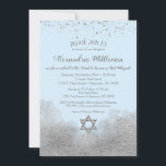 Convite de Bat Mitzvah Silver Azul<br><div class="desc">Um convite elegante de Bat Mitzvah, azul e prateado, com um confete de brilho prateado no topo e um brilho prateado no fundo com uma estrela reluzente de David.</div>