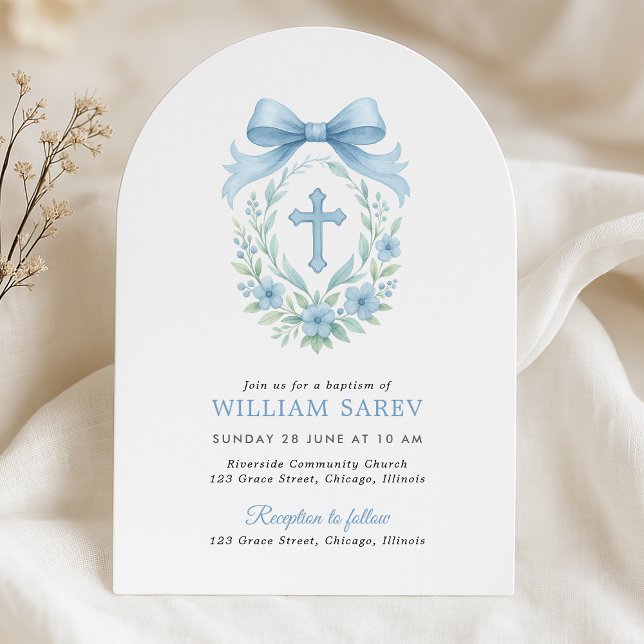 Convite de Batismo Azul Archado para Menino (Elegant arched boy baptism invitation with blue bow and floral cross – neutral linen flat lay)