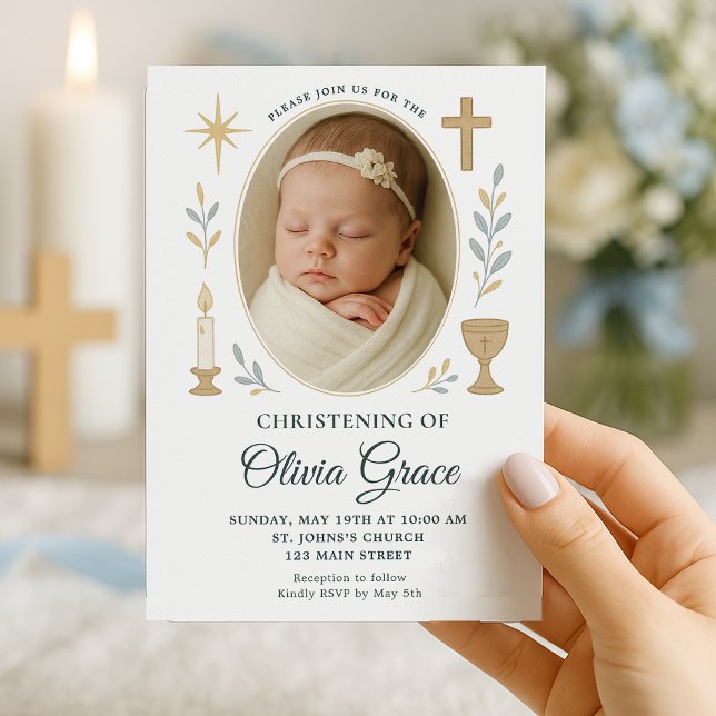 Convite de Batismo de Bebê Menina Neutro (christening-invitation-girl-handheld-gold-cross.png)