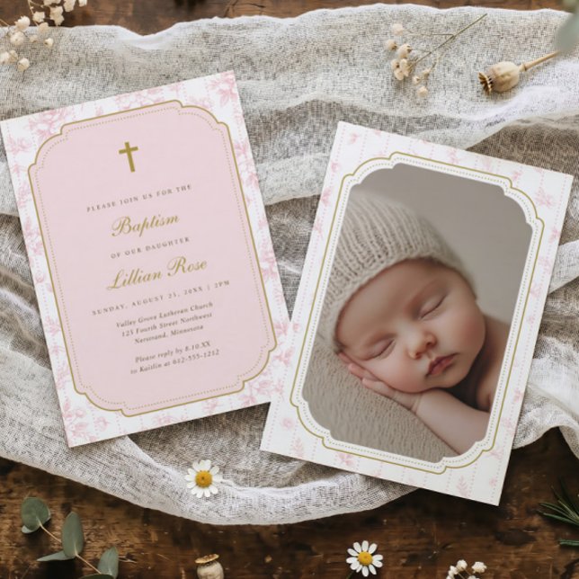 Convite de Batismo de Menina com Floral Rosa Toile (Soft pink vintage floral girl baptism photo invitation with gold cross.)