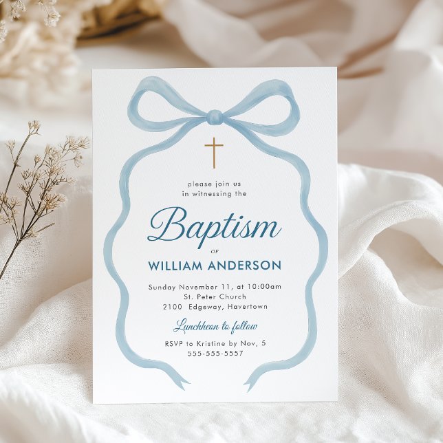 Convite de Batismo Elegante com Laço Azul e Cruz (Classic Baptism invitation with blue bow and cross on soft fabric backdrop.)