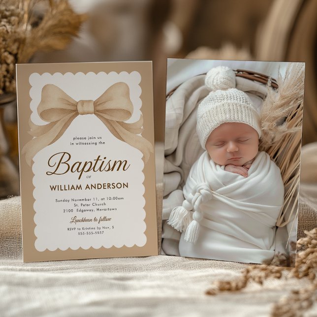 Convite de Batismo Elegante com Laço Bege e Cruz (Baptism invitation with beige bow and knit cap, soft neutral tones for a serene look.)