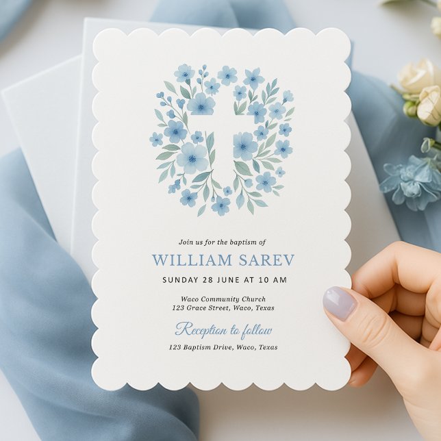 Convite de Batismo Floral Azul Ondulado para Menin (Scalloped baptism invite with blue floral cross – elegant and timeless for baby boy.)