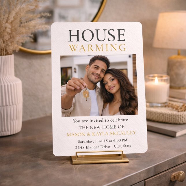 Convite de Casa Nova Moderna (Modern new home celebration with neutral tones, gold text, and photo layout with key detail)