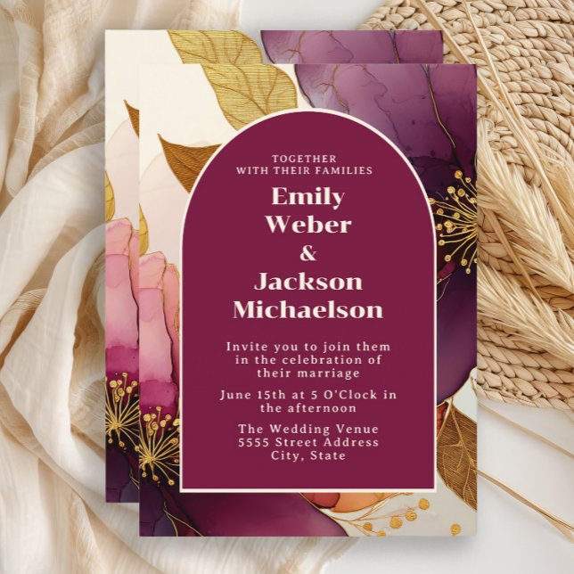 Convite de Casamento Arco Floral Dourado e Ameixa  (Burgundy, plum and gold alcohol ink floral wedding invitation with an arch-shaped frame and border.)