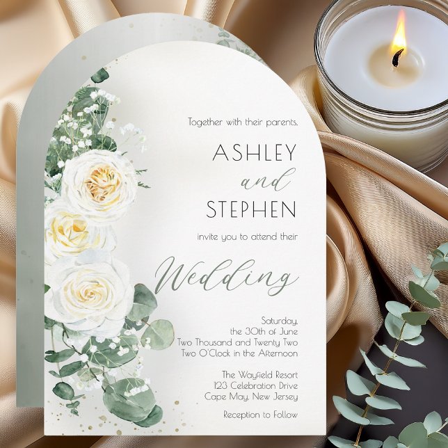 Convite de Casamento Arqueado Romântico em Verde S (age green botanical wedding invitation with white roses and eucalyptus leaves in a natural greenery )