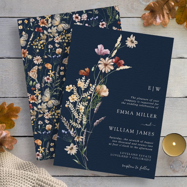 Convite de Casamento Azul Marinho Flor Silvestre (Wildflower Navy Blue Wedding Invitation Butterflies on Back by Painted Paperie
)
