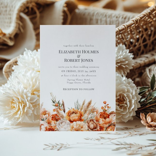 Convite de casamento Boho Coral e Peach Dry Flower (Boho Coral and Peach Dry Flowers Wedding Invite on a table with a boho flower bouquet.)